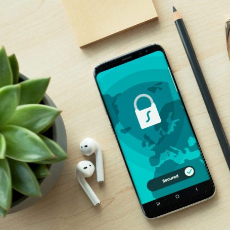 Smartphone mit einem Schloss-Symbol, symbolisiert Datenschutz